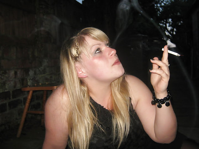 女性と煙草は、ハードオンを作る。
 #22965336