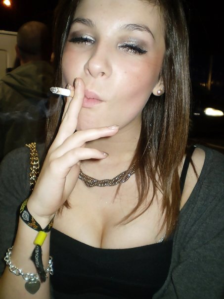 女性と煙草は、ハードオンを作る。
 #22965396