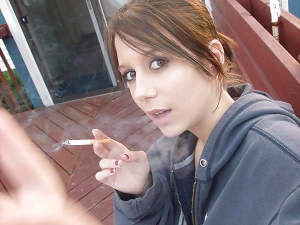 女性と煙草は、ハードオンを作る。
 #22965426