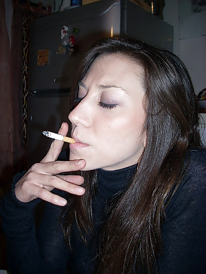 Les Femmes Et Les Cigarettes Font Dur. #22965456