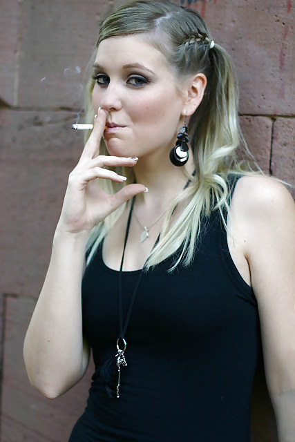女性と煙草は、ハードオンを作る。
 #22965487