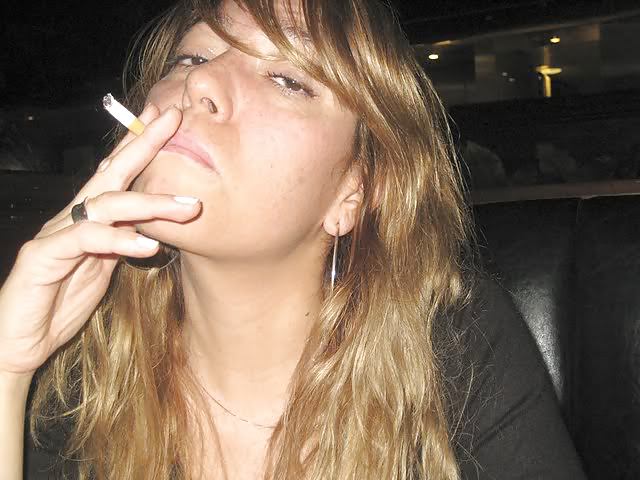 Les Femmes Et Les Cigarettes Font Dur. #22965491