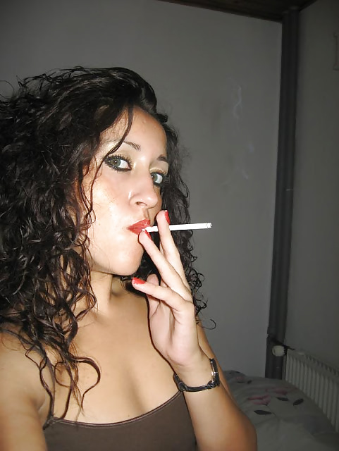 Las mujeres y los cigarrillos hacen duro en.
 #22965583