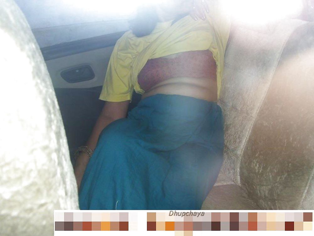 彼女はインドの家の妻で、彼女のホットな体を見ています。
 #24160970