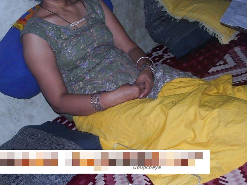 彼女はインドの家の妻で、彼女のホットな体を見ています。
 #24161048