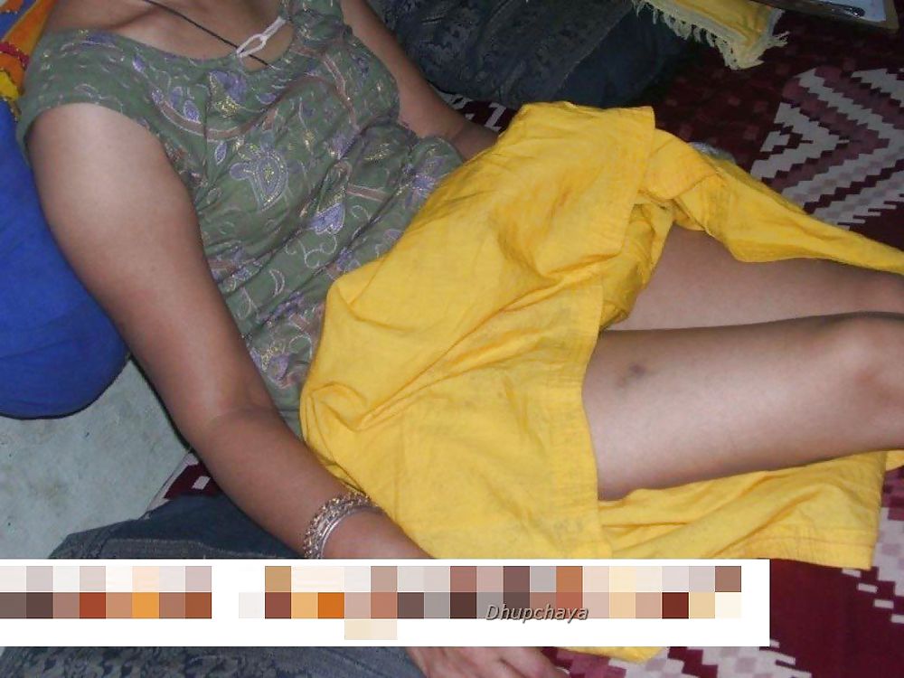彼女はインドの家の妻で、彼女のホットな体を見ています。
 #24161052
