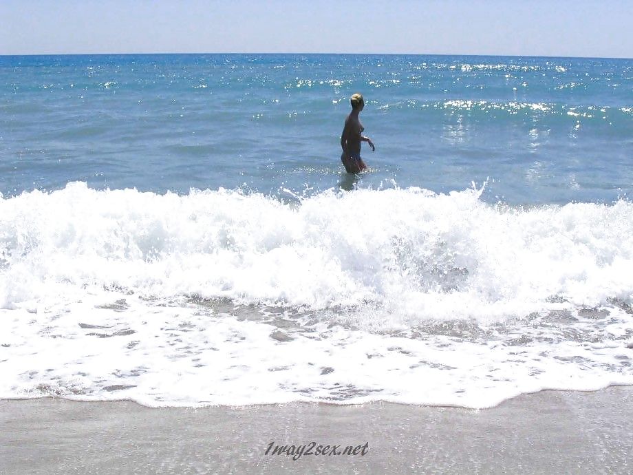 Vera desnuda en la playa turca
 #23201013