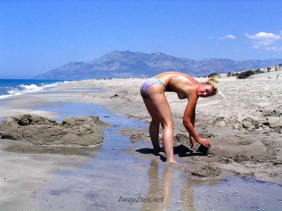 Vera desnuda en la playa turca
 #23201036