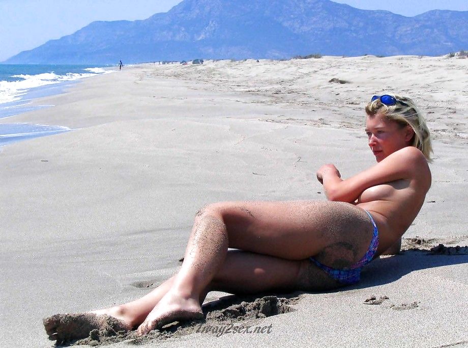 Vera desnuda en la playa turca
 #23201076