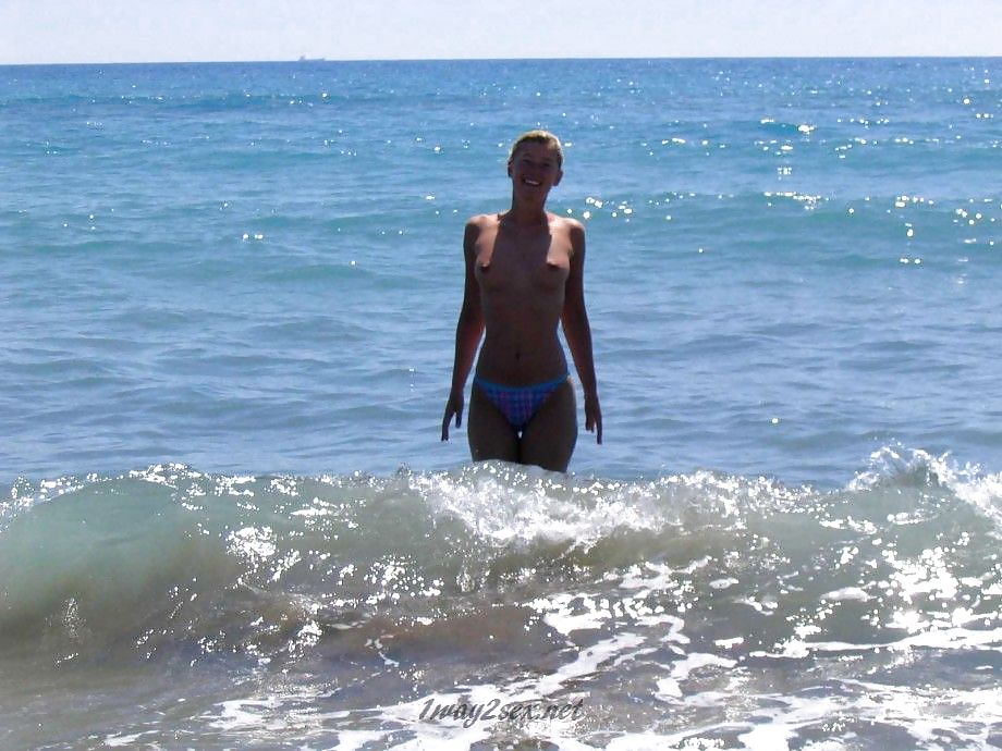 Vera desnuda en la playa turca
 #23201113