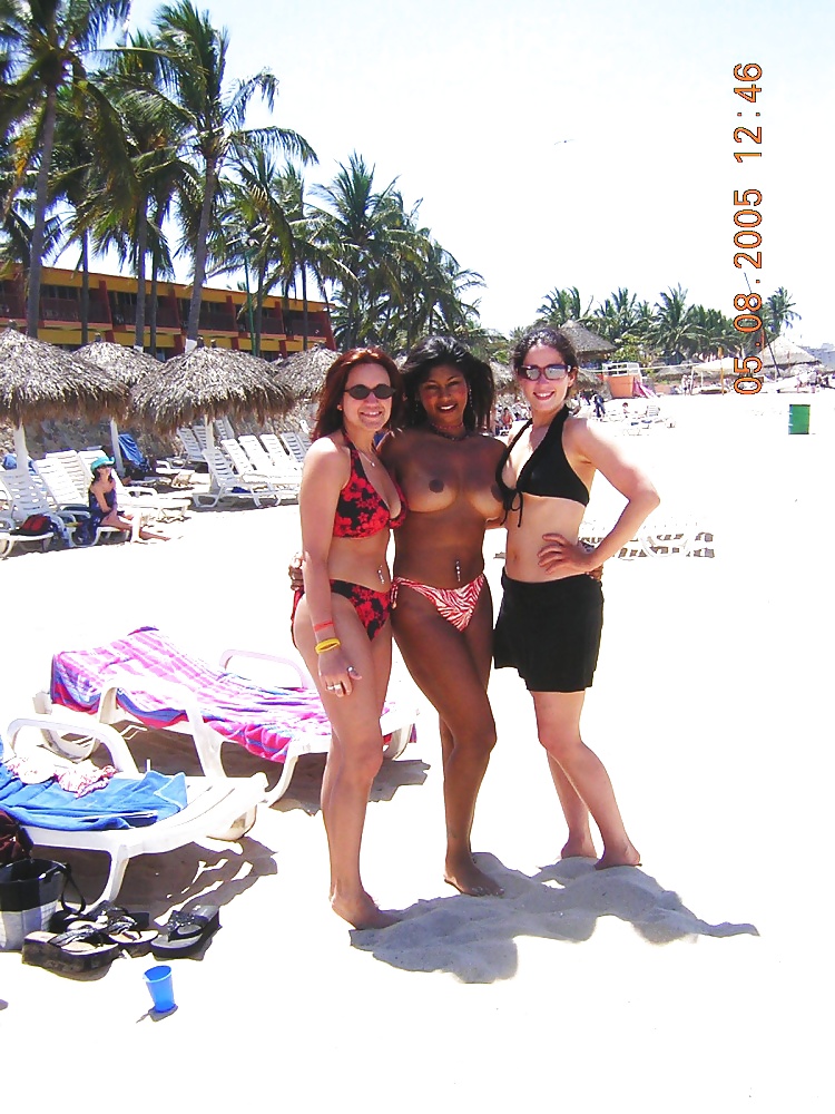 Nena india en topless en la playa
 #30789753