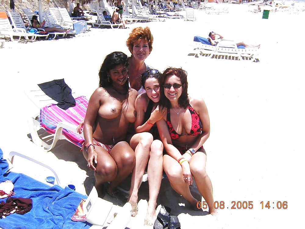 Giovane indiana in topless sulla spiaggia
 #30789756