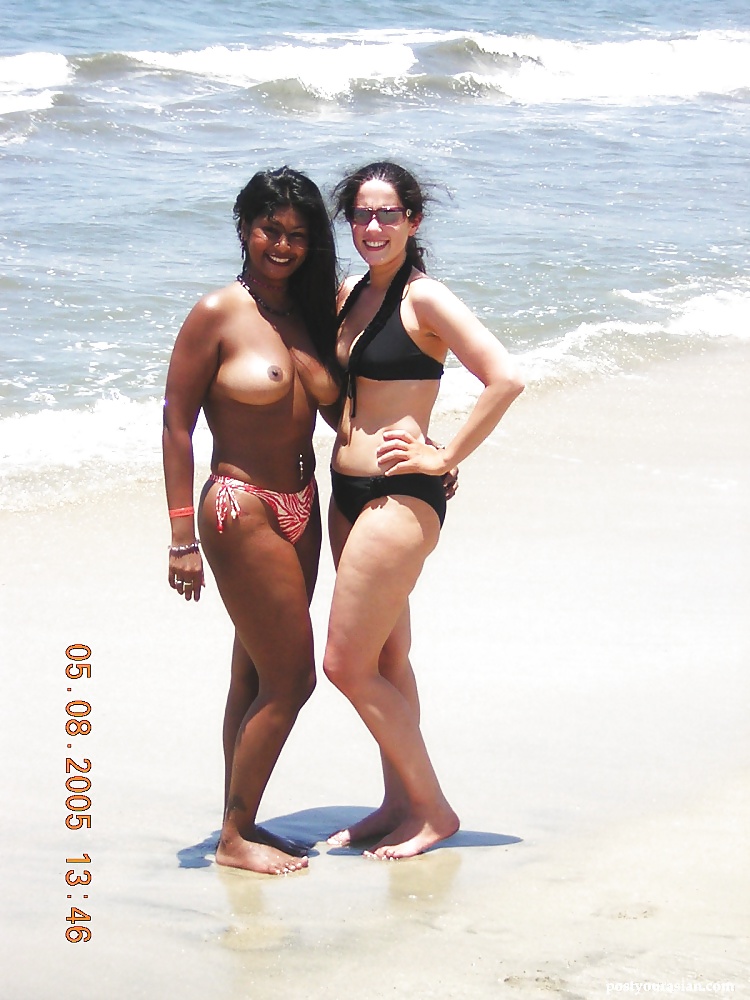 Giovane indiana in topless sulla spiaggia
 #30789765