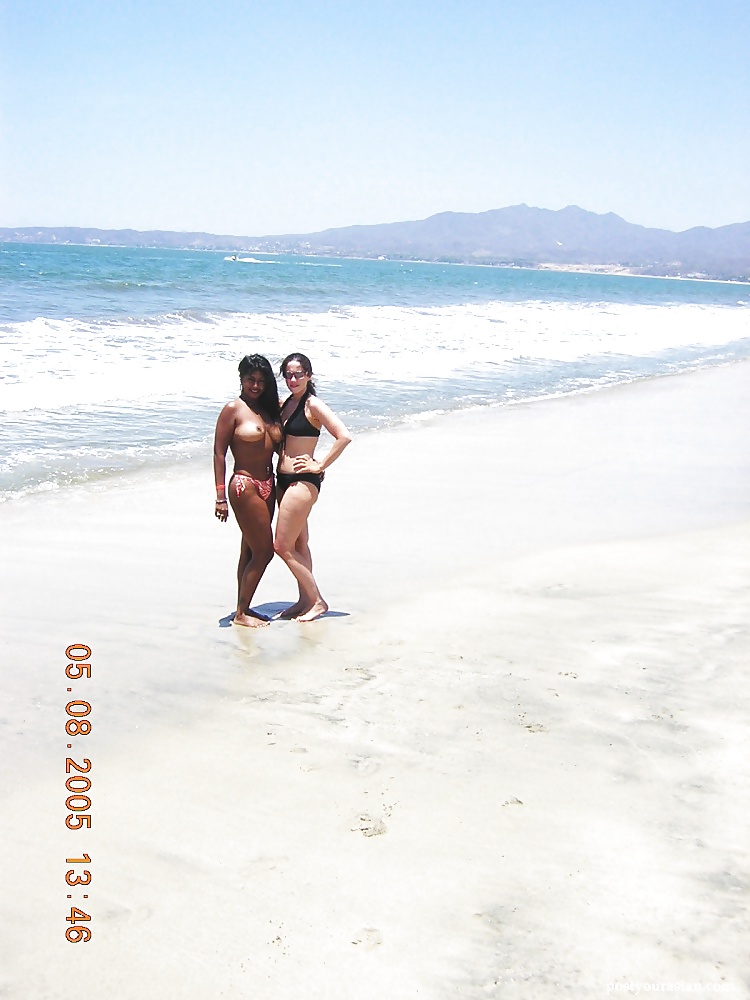 Giovane indiana in topless sulla spiaggia
 #30789768
