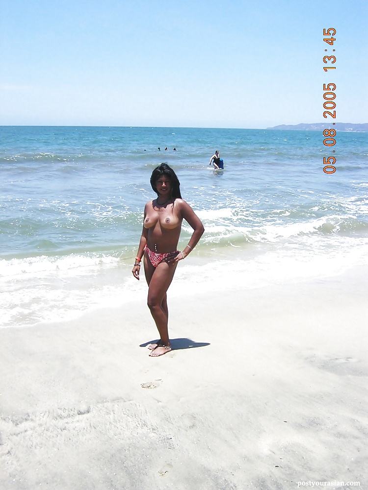 Giovane indiana in topless sulla spiaggia
 #30789782