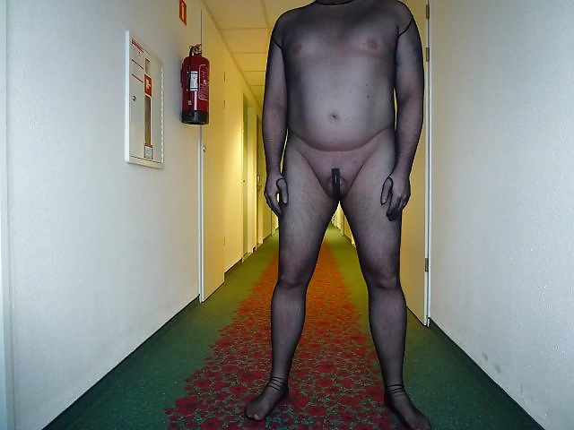 Auf dem Hotelflur im Nyloncatsuit #28955099