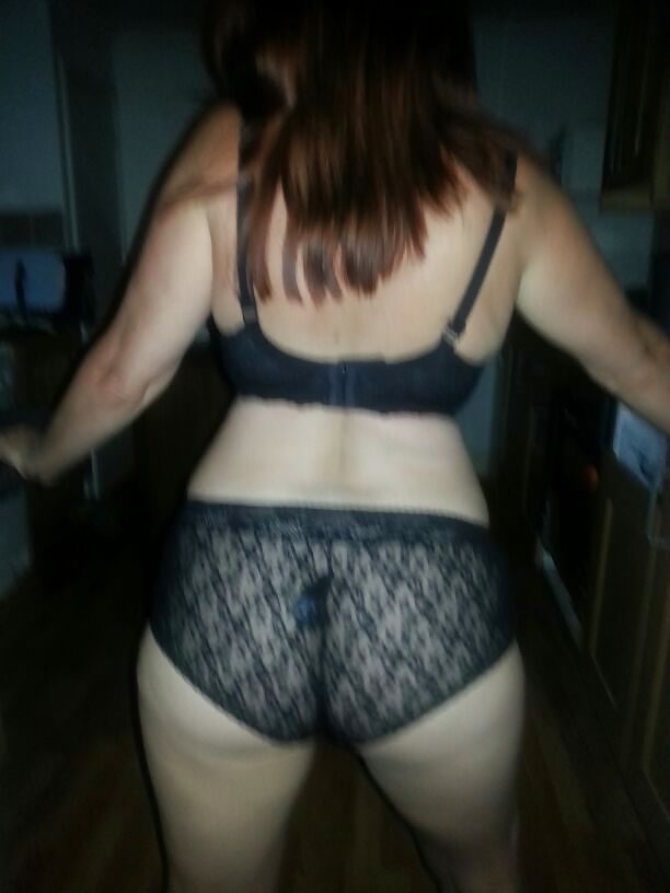 Posant En Lingerie Noire ... Commentaires S'il Vous Plaît #25378846