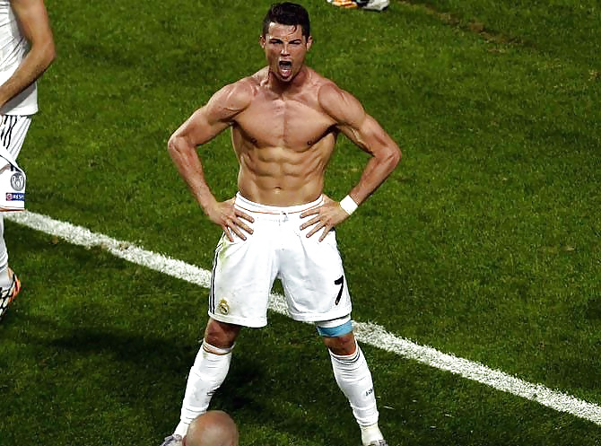 Cristiano Ronaldo presumio cuerpazo en la Champions #29109423