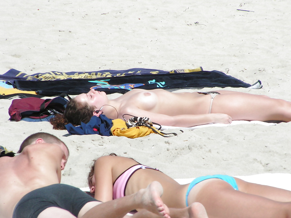 Chicas en la playa 8
 #27159869