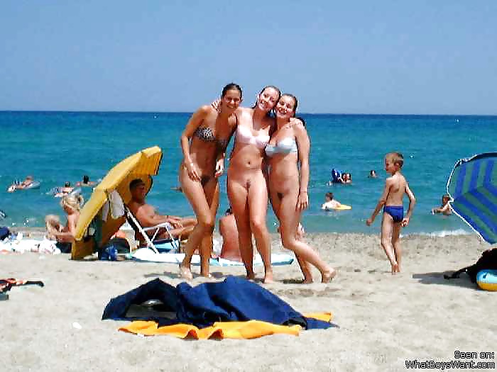 Chicas en la playa 8
 #27160805