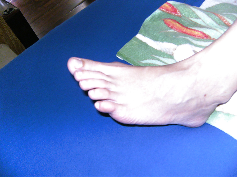 Kiki 's Feet - Foot model curls her flexible toes #39523267