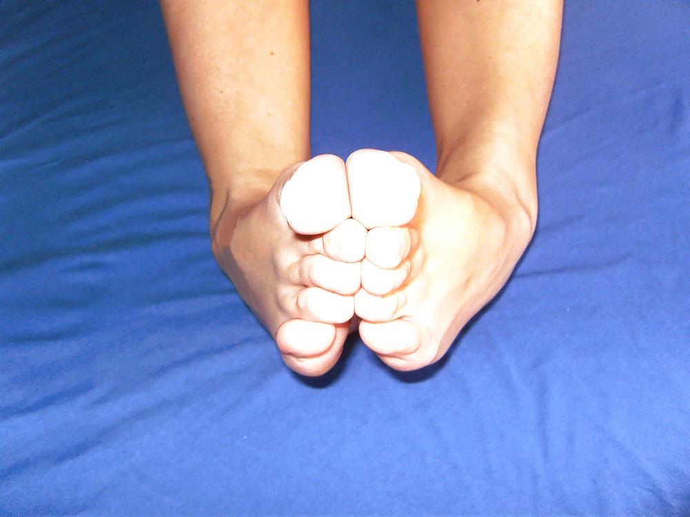 Kiki 's Feet - Foot model curls her flexible toes #39523337