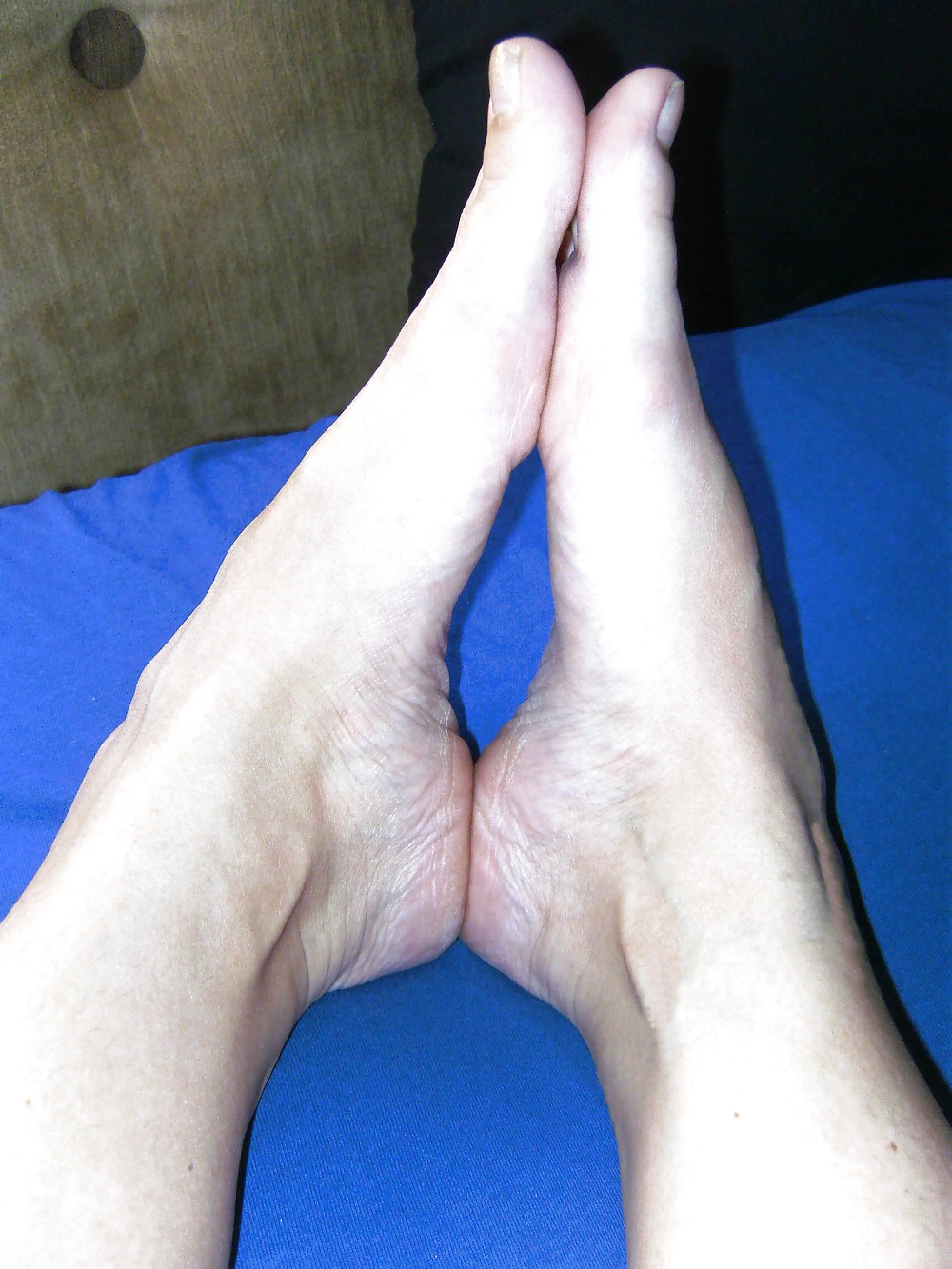 Kiki 's Feet - Foot model curls her flexible toes #39523352
