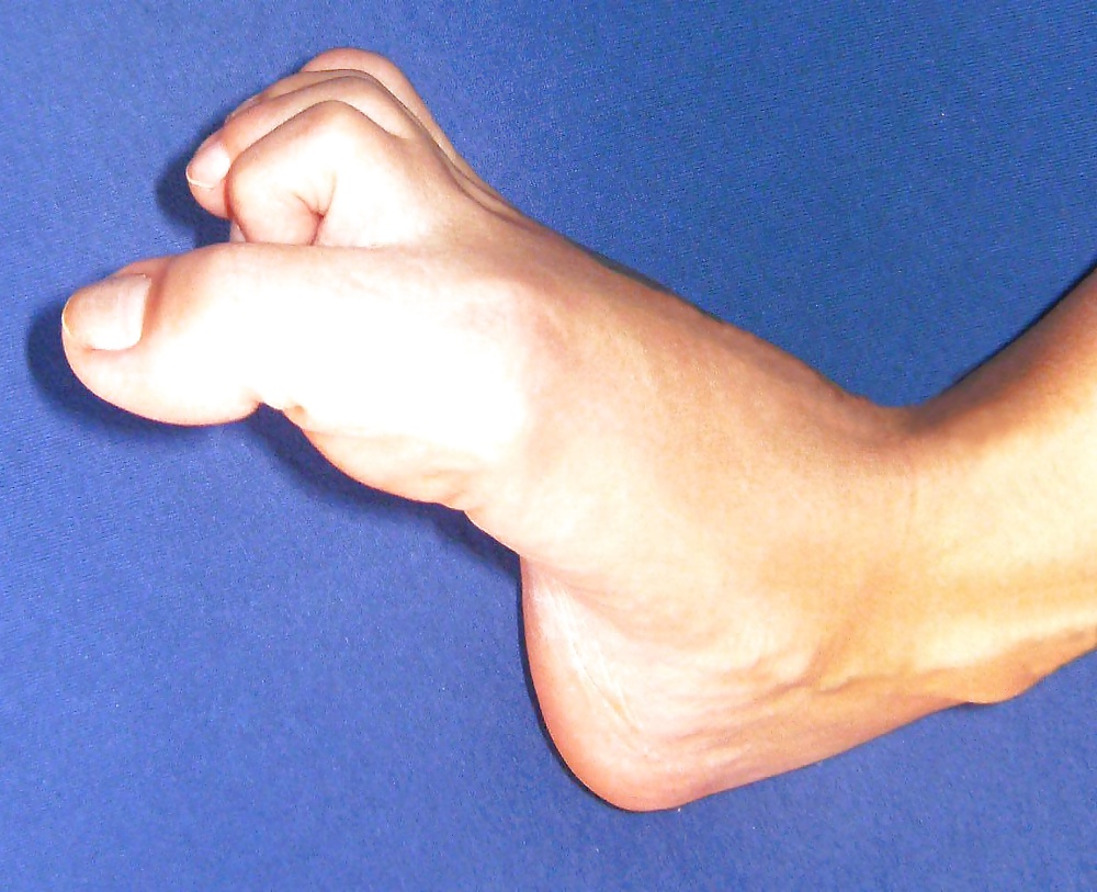 Kiki 's Feet - Foot model curls her flexible toes #39523389