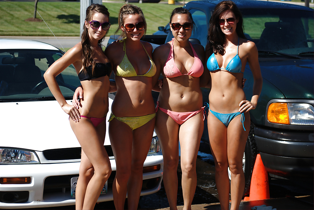 Lavado de coches y bikinis
 #32964551