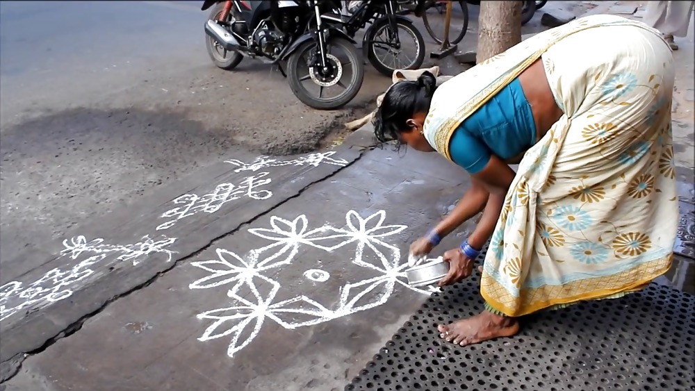 Mujeres indias agachadas 
 #25875859