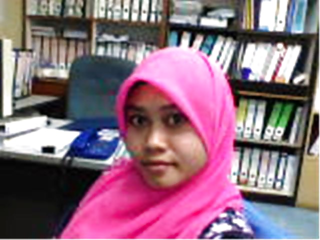 マレー語 pembantu tadbir bertudung
 #31872016