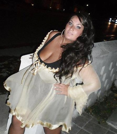 Chica griega con tetas enormes
 #34020258