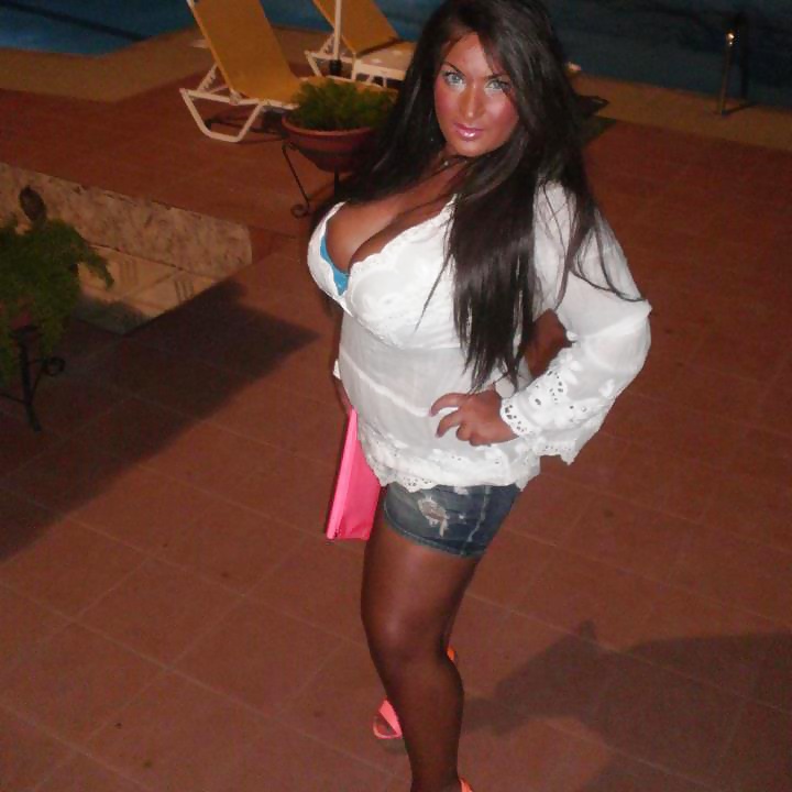 Chica griega con tetas enormes
 #34020279