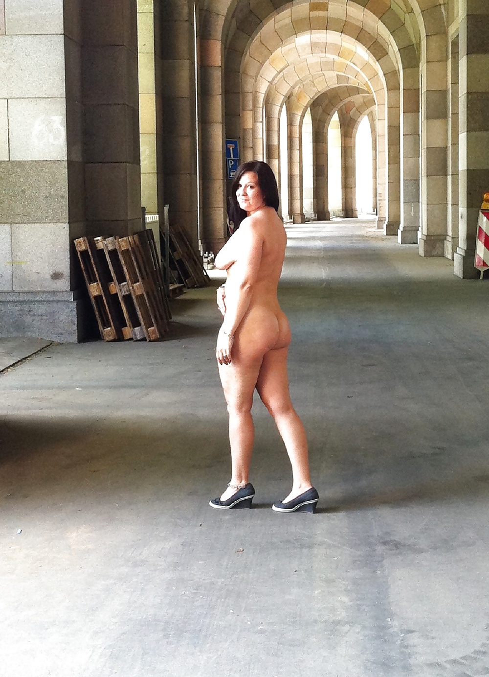 Bitch Naked In Public - Schlampe Nackt Draussen #38755421