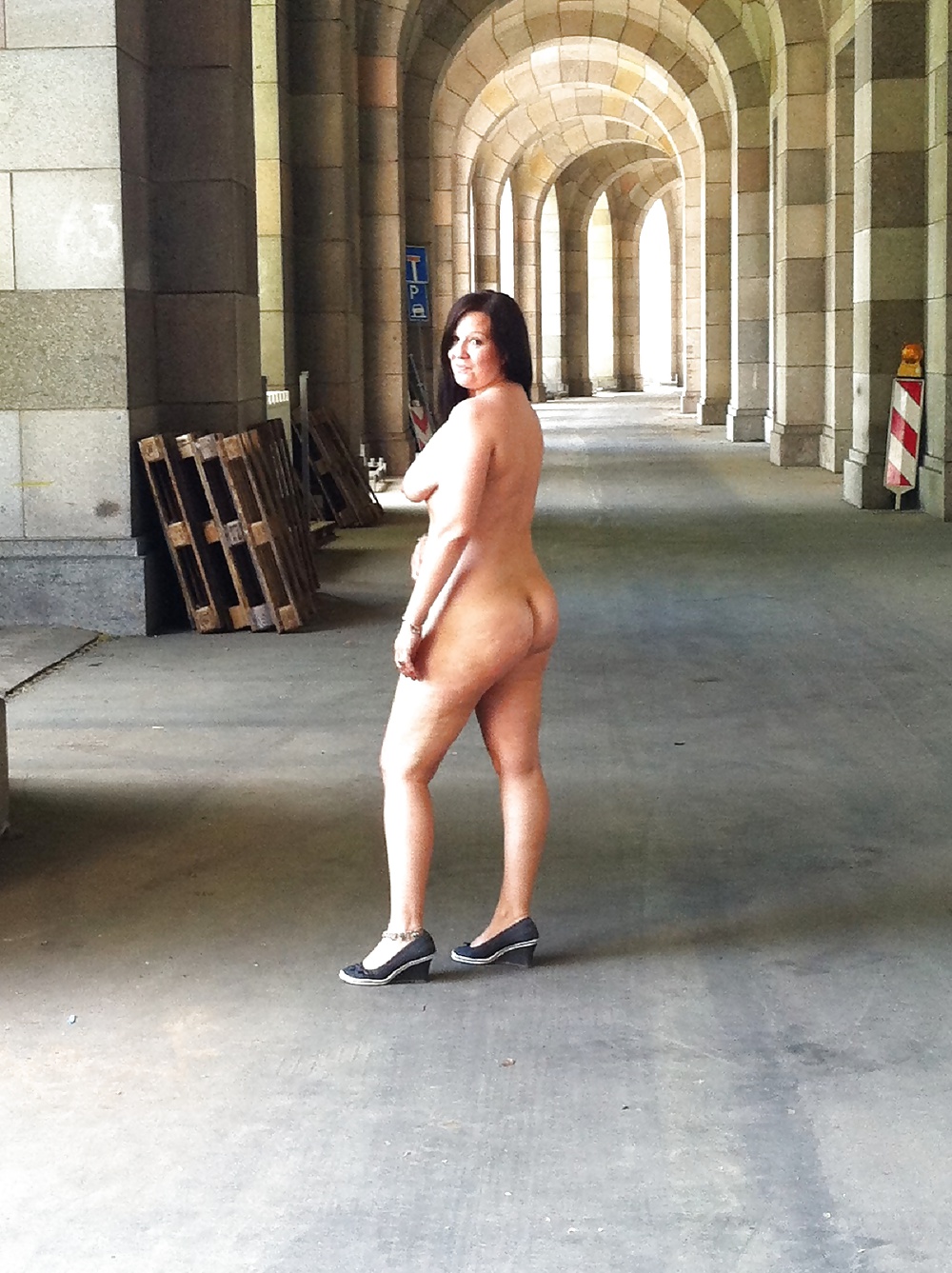 Bitch Naked In Public - Schlampe Nackt Draussen #38755434