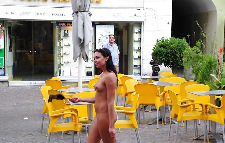 Alena nuda in pubblico
 #31767072