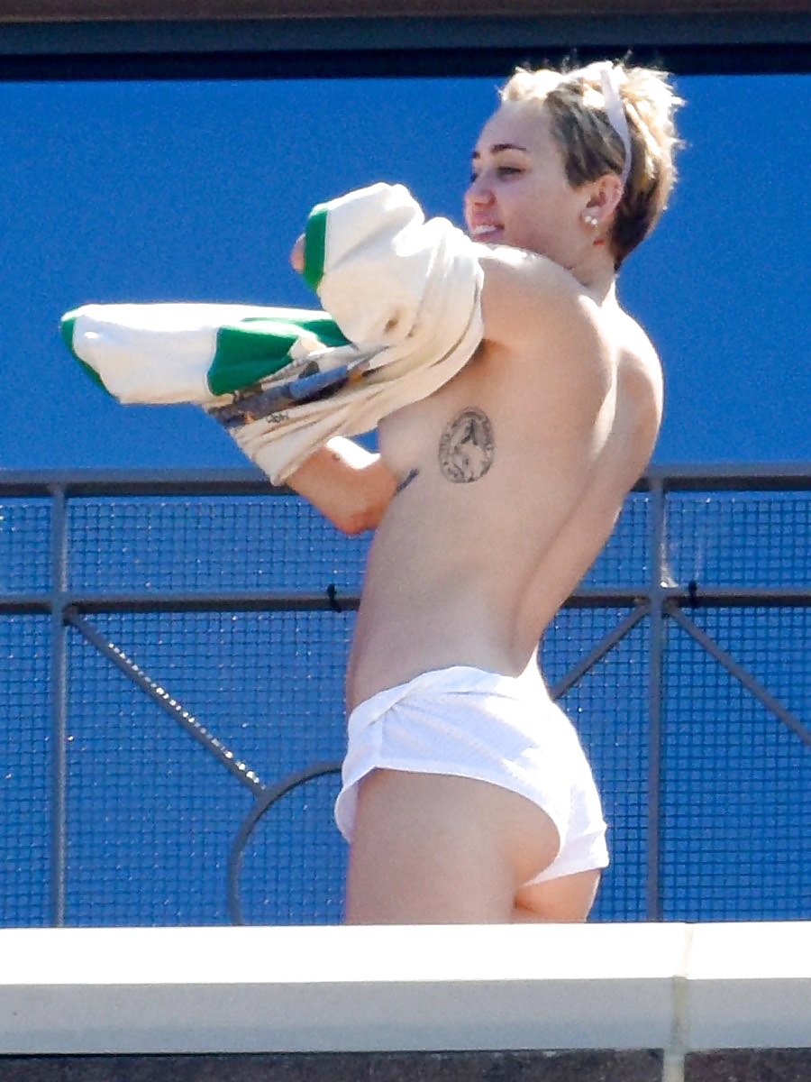 Miley Cyrus - topless sunbathing in Sydney, October 2014 #31266222