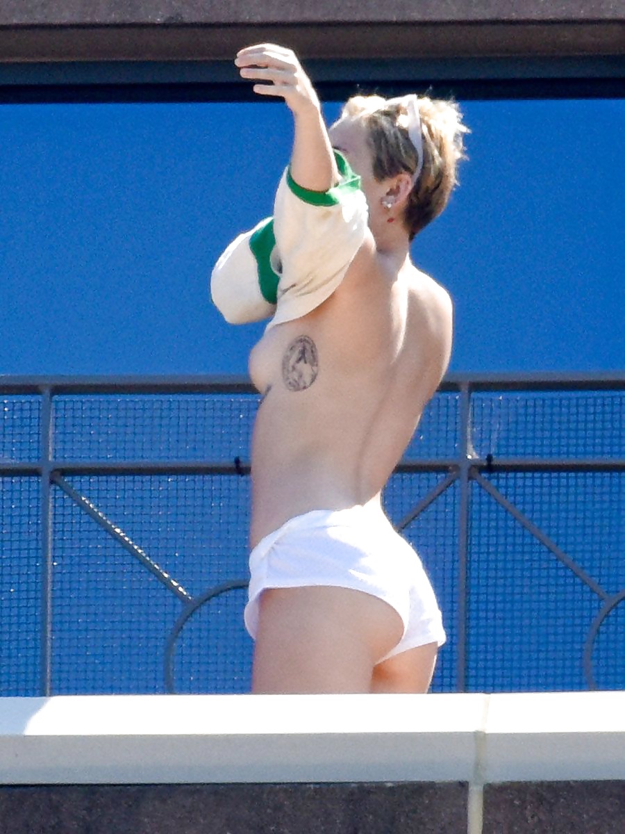 Miley Cyrus - Bain De Soleil Topless En Sydney, Octobre 2014 #31266228