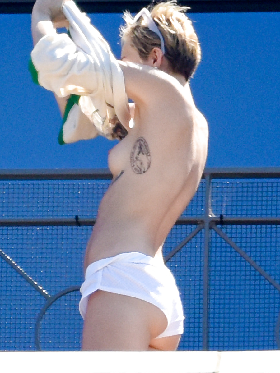 Miley Cyrus - topless sunbathing in Sydney, October 2014 #31266243