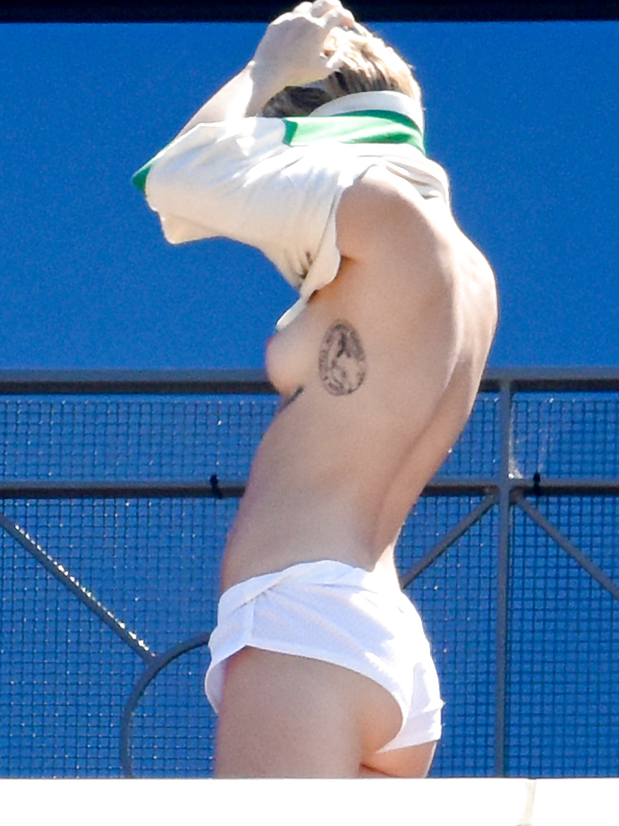 Miley Cyrus - topless sunbathing in Sydney, October 2014 #31266246