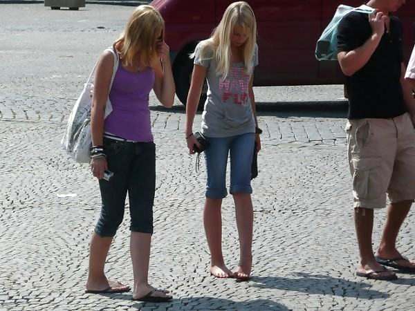 Chicas en el sol de verano
 #26950360