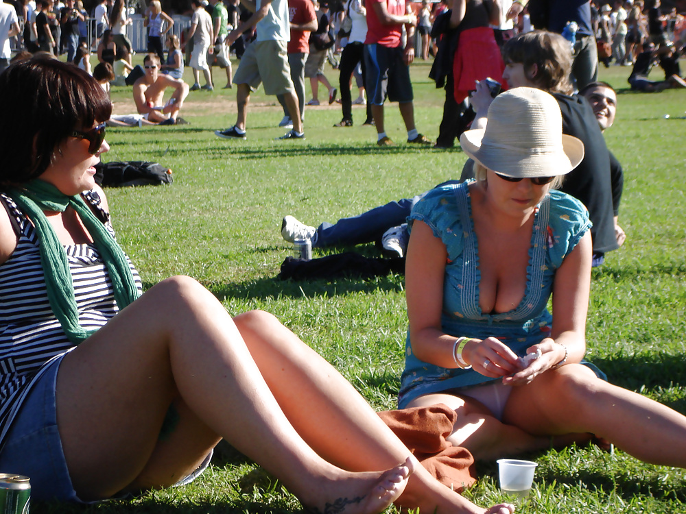 Chicas en el sol de verano
 #26950411