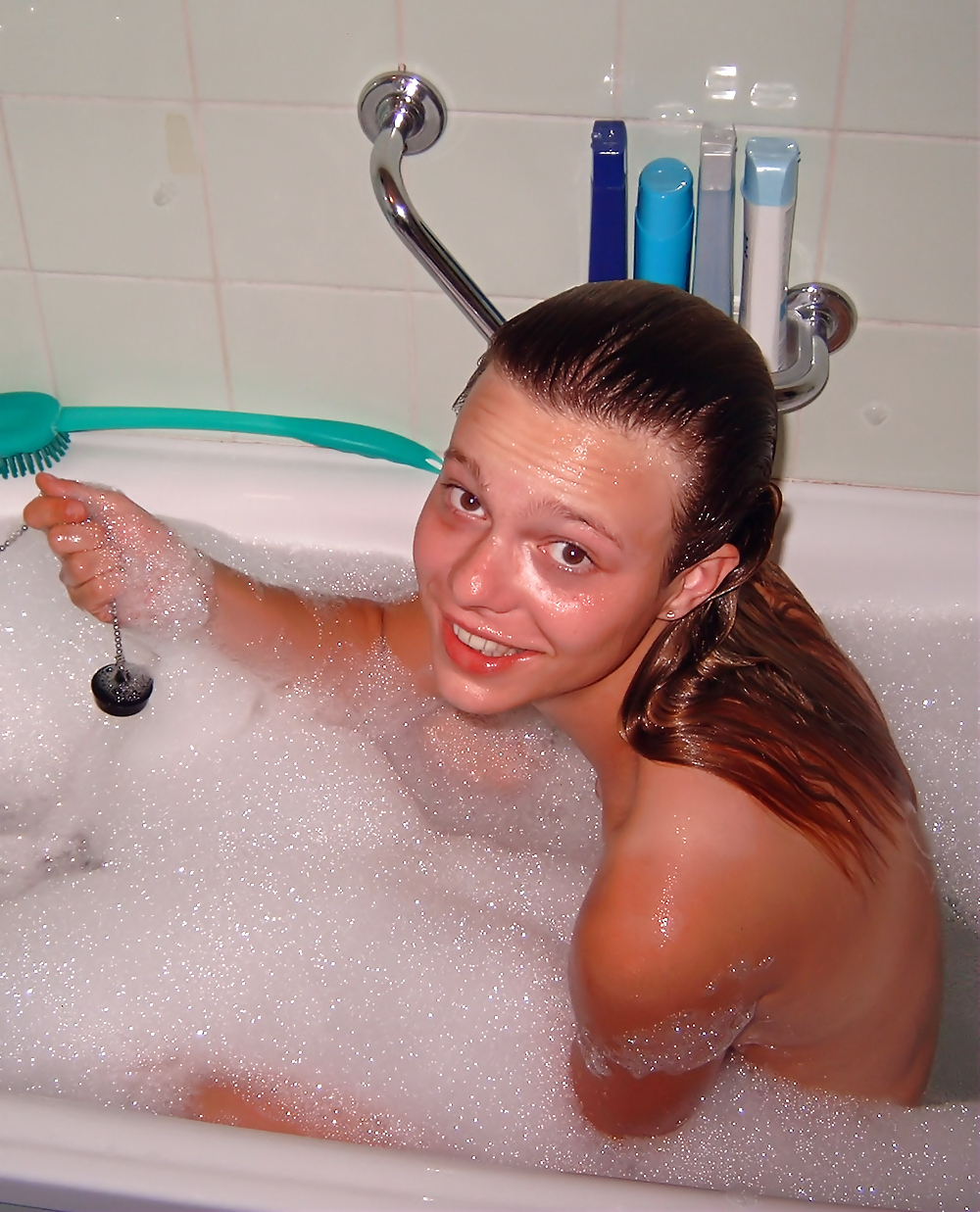 Amateur teen babe posing naked from bath to bed #37151825
