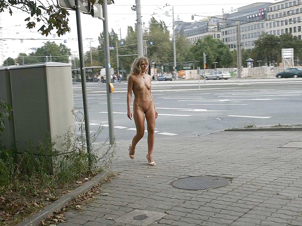 Desnudo en público 24
 #30459445