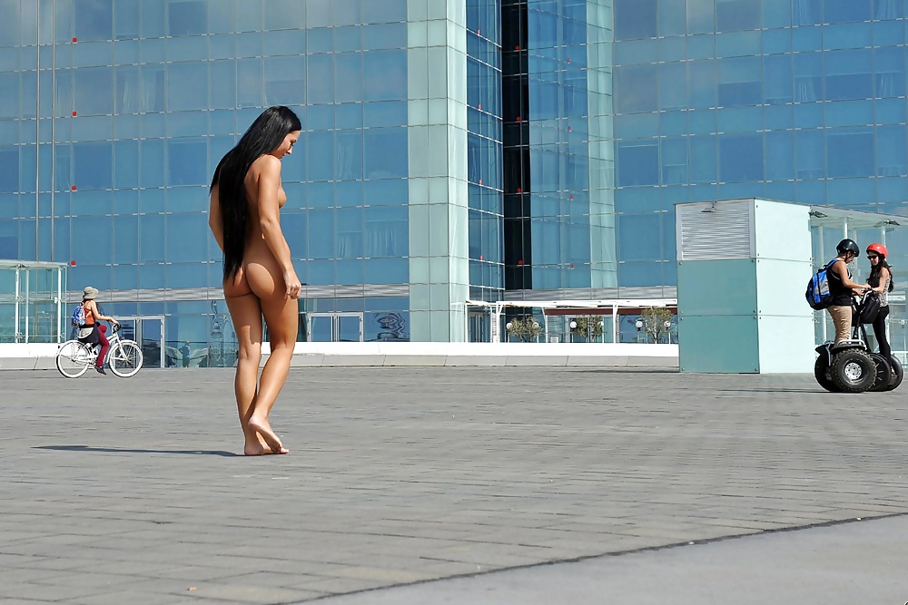 Desnudo en público 24
 #30459944