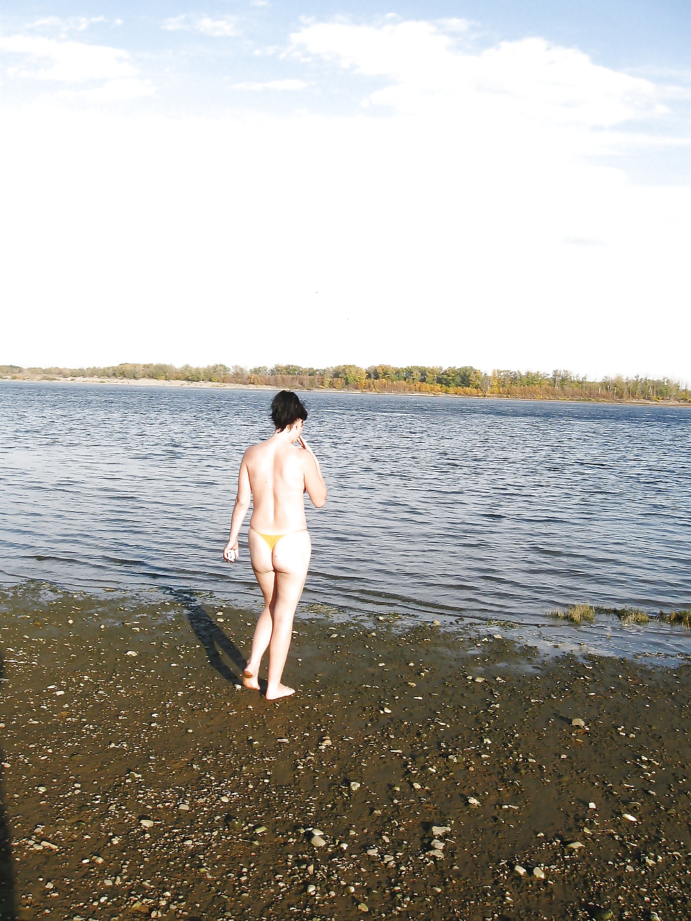 Lili sulla spiaggia in topless con mutandine gialle
 #29389020