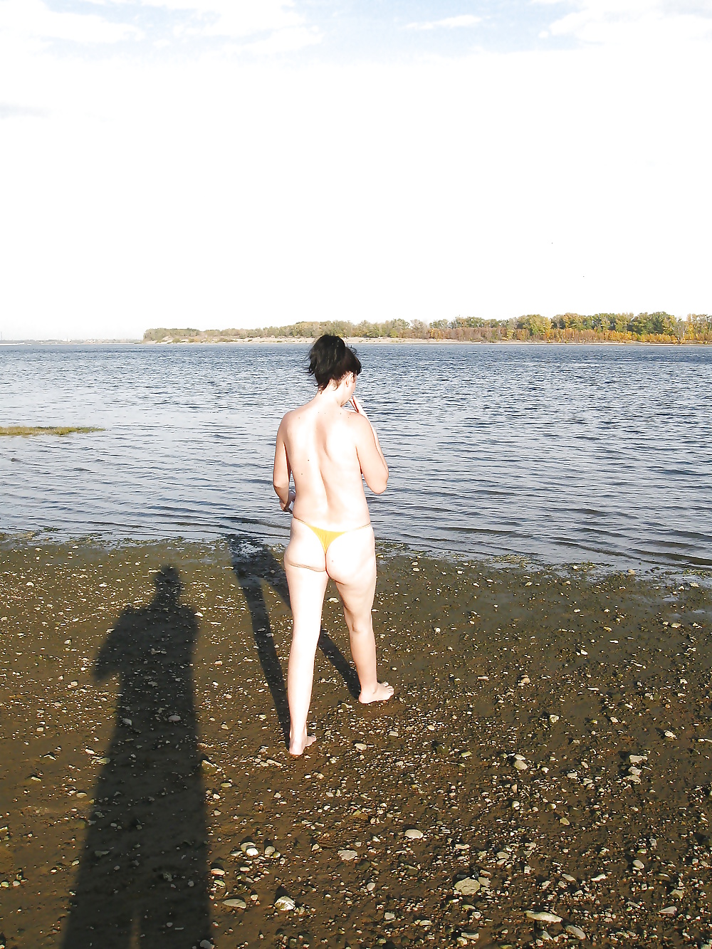 Lili sulla spiaggia in topless con mutandine gialle
 #29389032