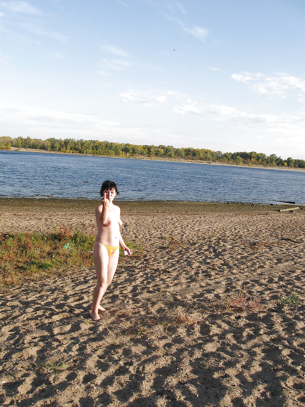 Lili en la playa en topless con bragas amarillas
 #29389056