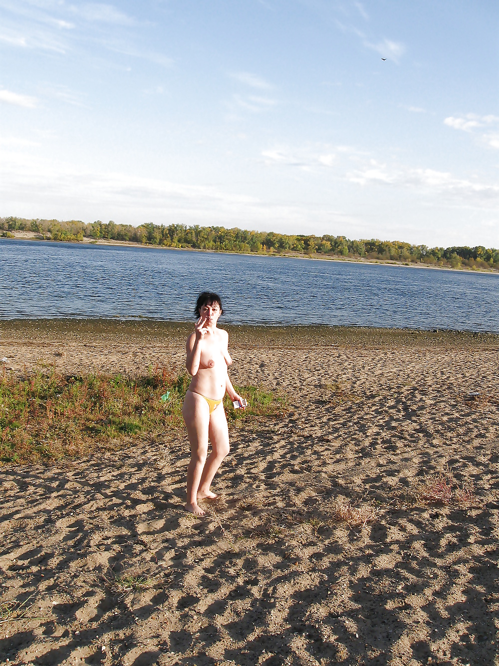 Lili sulla spiaggia in topless con mutandine gialle
 #29389064