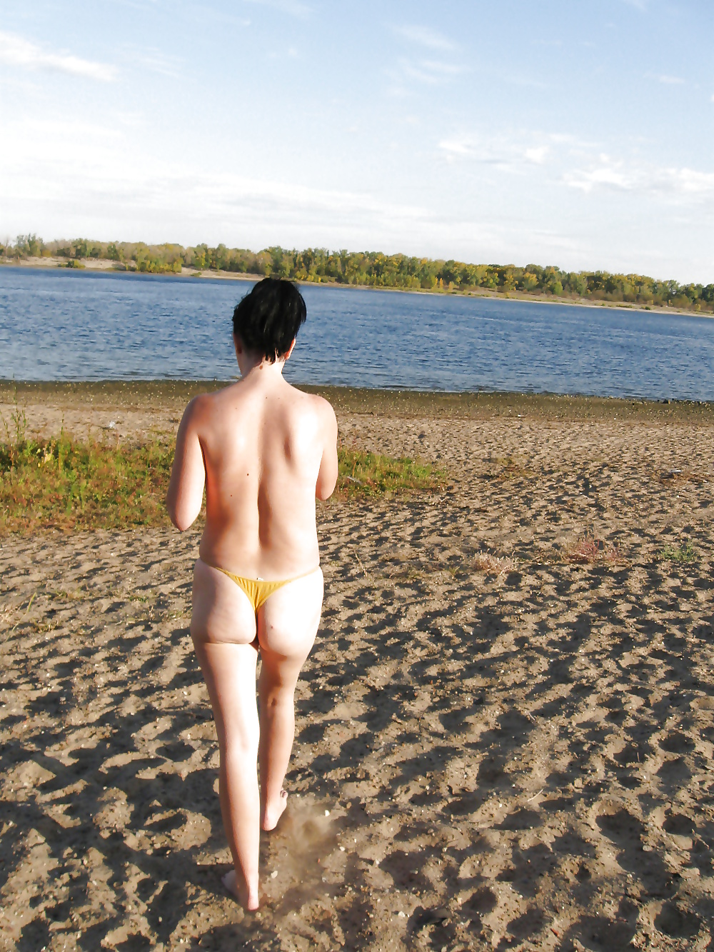 Lili sulla spiaggia in topless con mutandine gialle
 #29389094